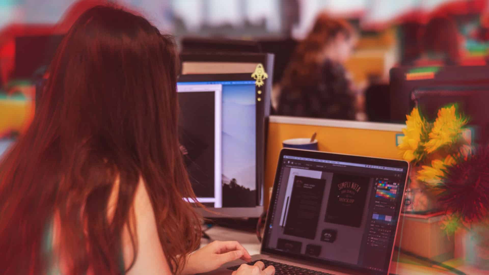 femme sur un bureau qui utilise photoshop sur son ordinateur