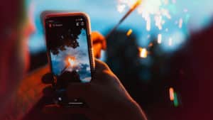 prendre une photo avec son téléphone avec un feu artifice dans l'écran