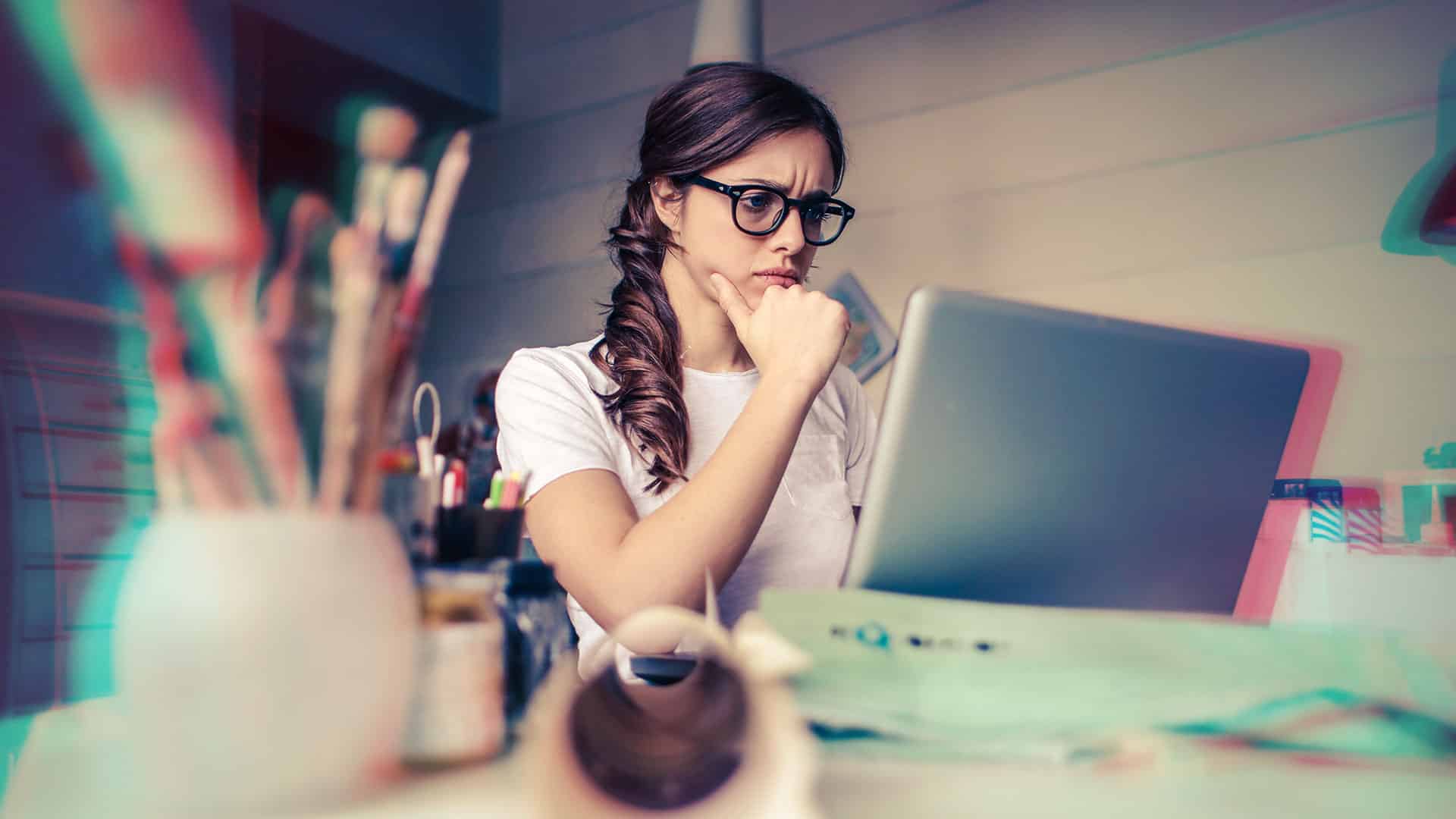 femme devant ordinateur sur un bureau