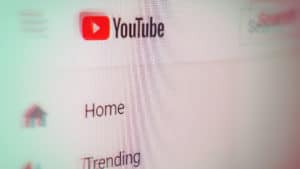 page YouTube avec logo